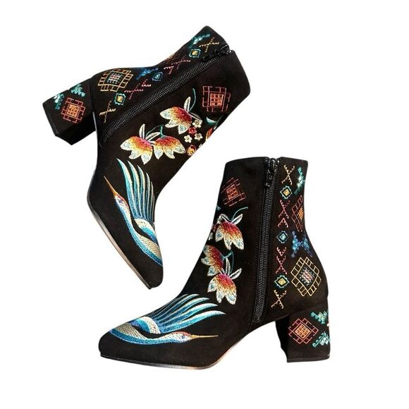 Johnny Was Devine Boho Chick Black Floral Embroidered Booties Size 38 NIB - Picture 1 of 15